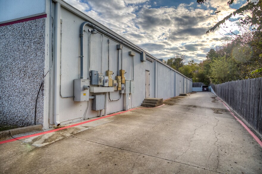 More Photos Of 545 Rowlett Rd, Garland Freestanding For Sale