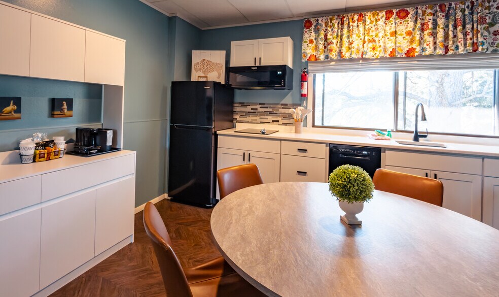 More Photos Of 855 N 5th St, Custer Hotel For Sale
