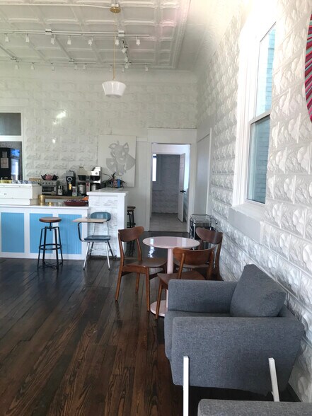 More Photos Of 11615 Main St, Louisville Freestanding For Lease