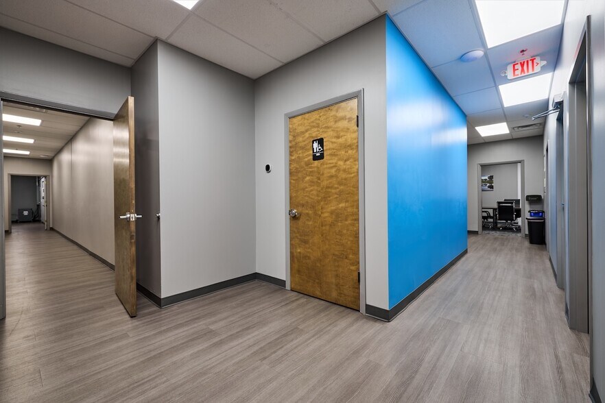 More Photos Of 1255 La Quinta Dr, Orlando Warehouse For Lease