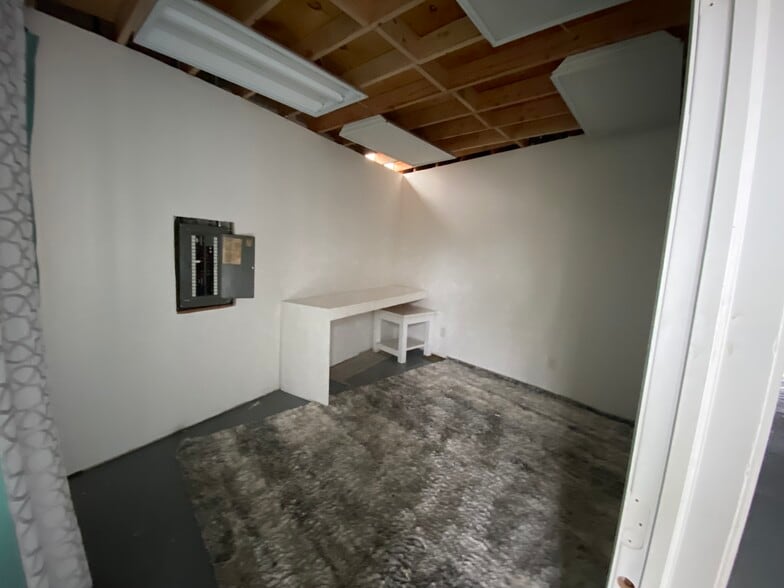 More Photos Of 30 Grove Ave, Patchogue Warehouse For Lease