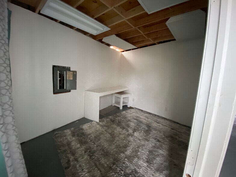 More Photos Of 378 E Main St, Patchogue Warehouse For Lease