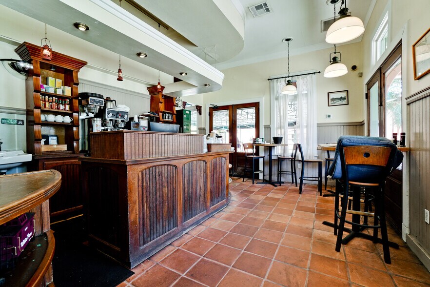 More Photos Of 1503 4th St, Sarasota Restaurant For Lease