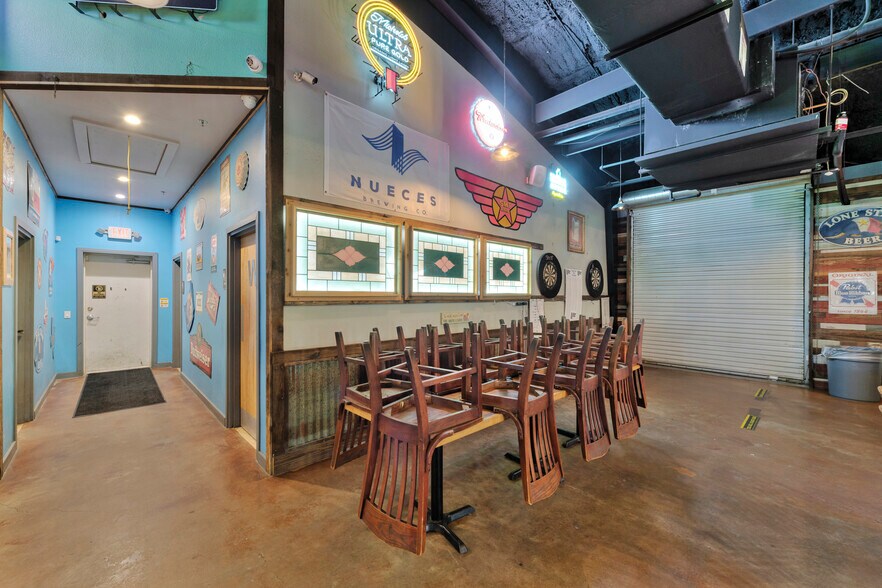 More Photos Of 203 N Alister St, Port Aransas Bar For Sale