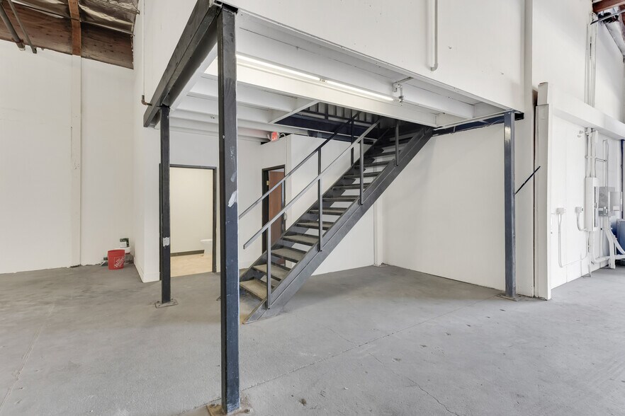 More Photos Of 8010 Wheatland Ave, Sun Valley Manufacturing For Sale