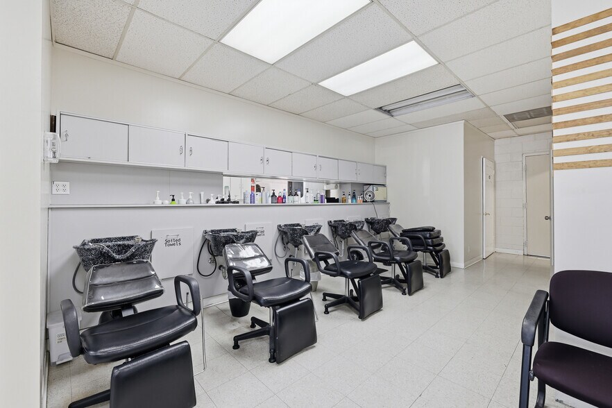 More Photos Of 22718-22742 Roscoe Blvd, West Hills Freestanding For Lease