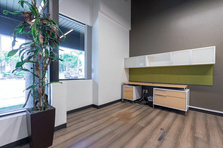 More Photos Of 6675 Mesa Ridge Rd, San Diego Office For Lease