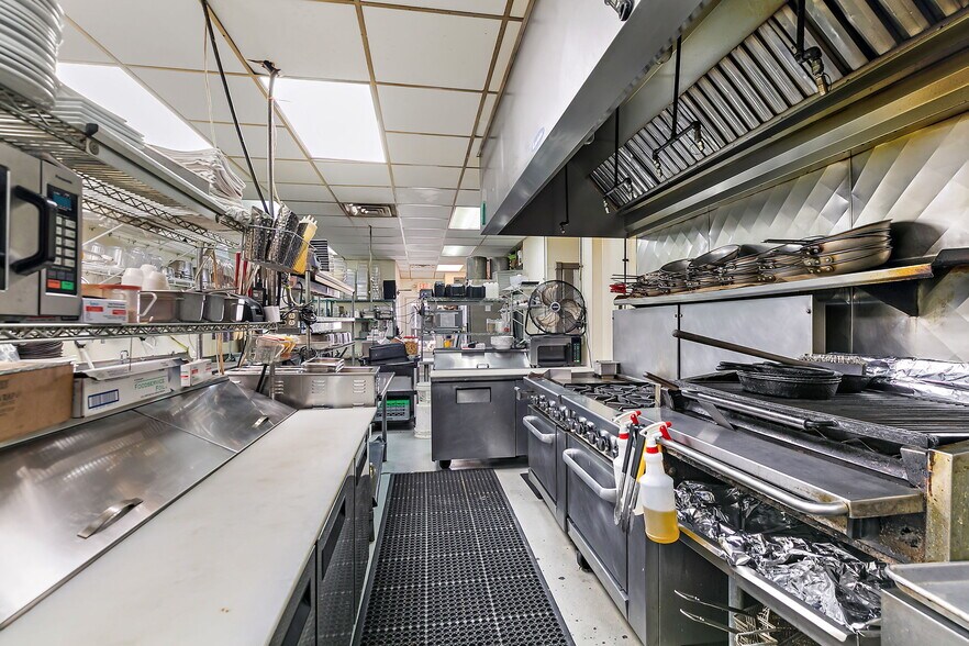 More Photos Of 112 S Maple St, Sycamore Restaurant For Sale