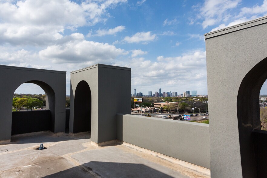 More Photos Of 2101 S Interstate 35, Austin Office For Lease