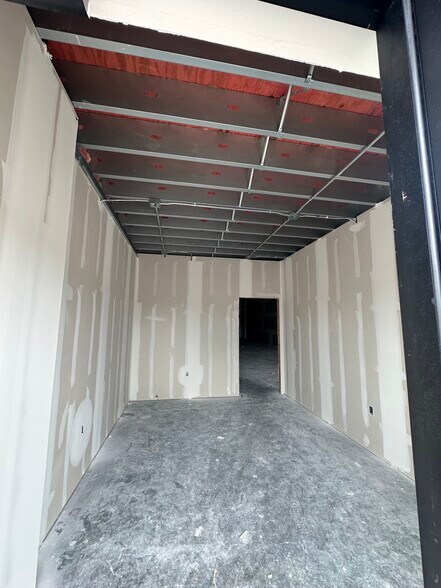 More Photos Of 296 S Barrington Rd, Tontitown Showroom For Lease