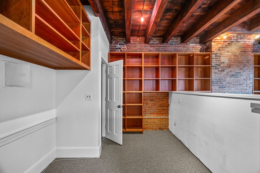 More Photos Of 2 Liberty St, Newburyport Office For Lease