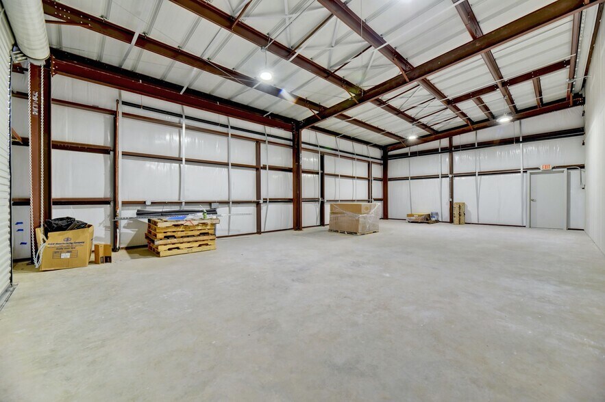 More Photos Of 11215 Conroy Ln, Austin Showroom For Lease
