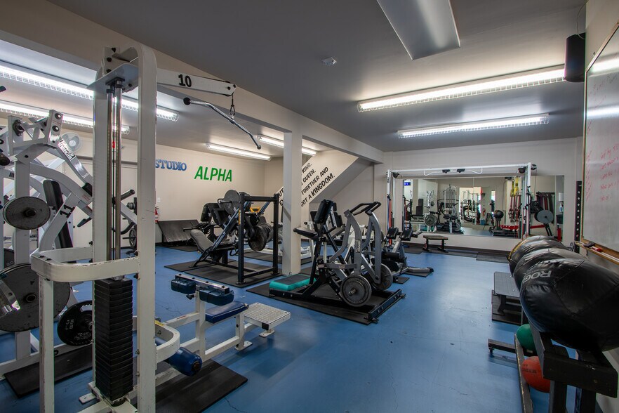 More Photos Of 2500 W 31st St, Lawrence Office For Sale