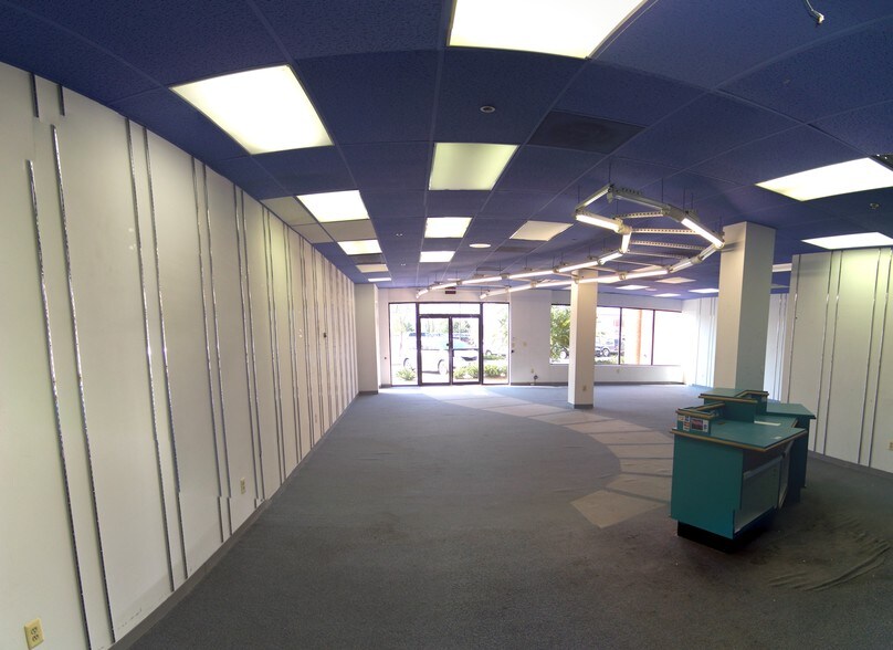 More Photos Of 8245 Backlick Rd, Lorton Showroom For Lease
