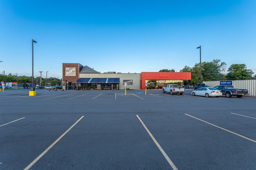 More Photos Of 6850 Main St, Williamsville Light Distribution For Lease