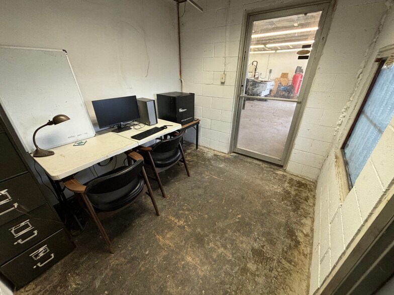 More Photos Of 2210 S Flores St, San Antonio Manufacturing For Sale