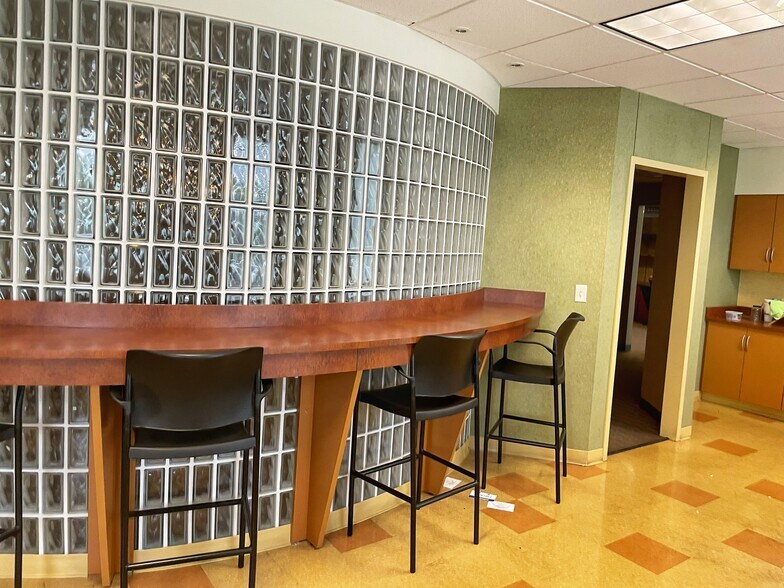 More Photos Of 8930 Waukegan Rd, Morton Grove Office For Lease