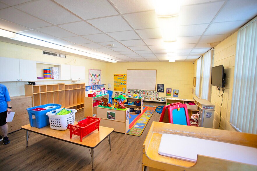 More Photos Of 2045 Drew St, Clearwater Schools For Lease