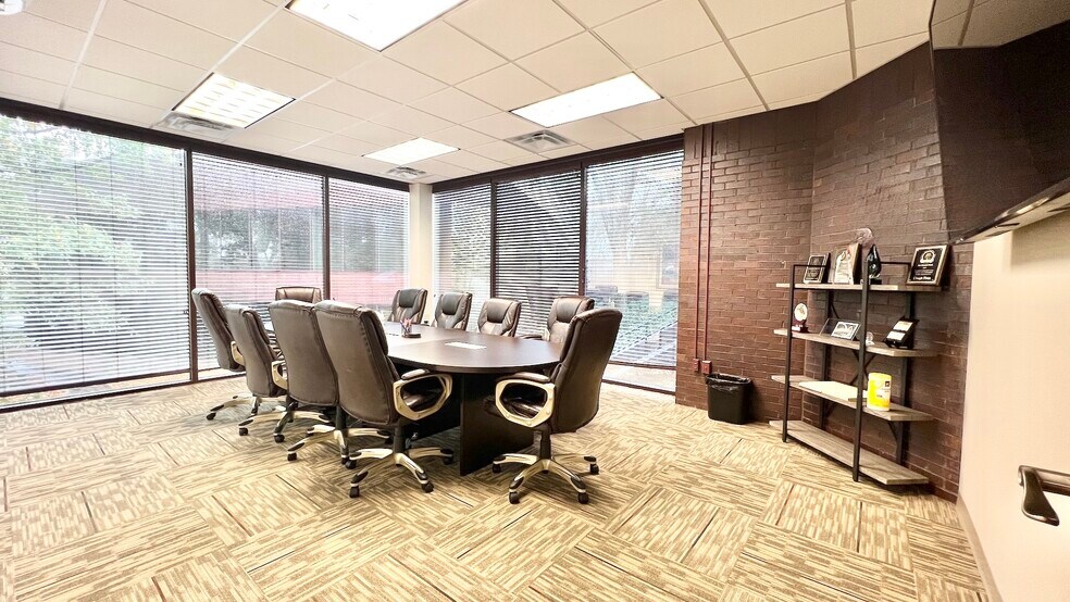 More Photos Of 8800 Roswell Rd, Sandy Springs Office For Sale