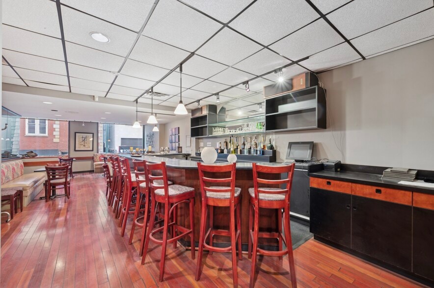 More Photos Of 222 S 15th St, Philadelphia Restaurant For Sale