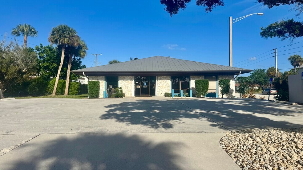 More Photos Of 1027 SE Ocean Blvd, Stuart Medical For Lease
