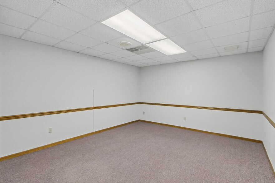 More Photos Of 115 E Conant St, Portage Office For Sale