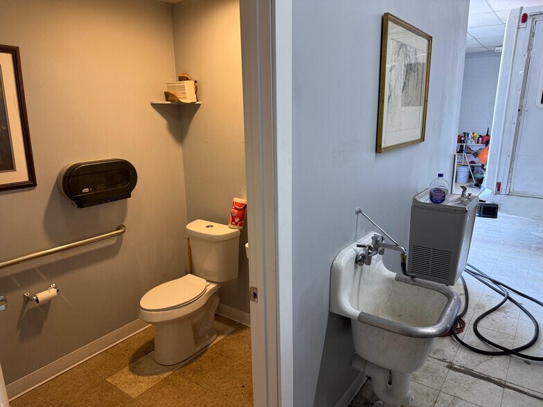 More Photos Of 4633 Northfield Rd, North Randall Freestanding For Lease
