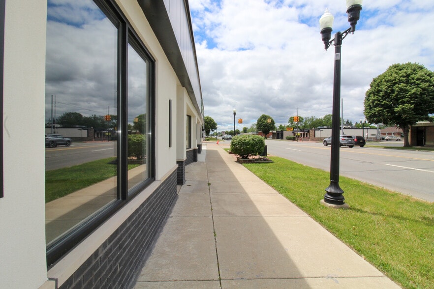 More Photos Of 24431-24435 W Warren St, Dearborn Heights Freestanding For Lease