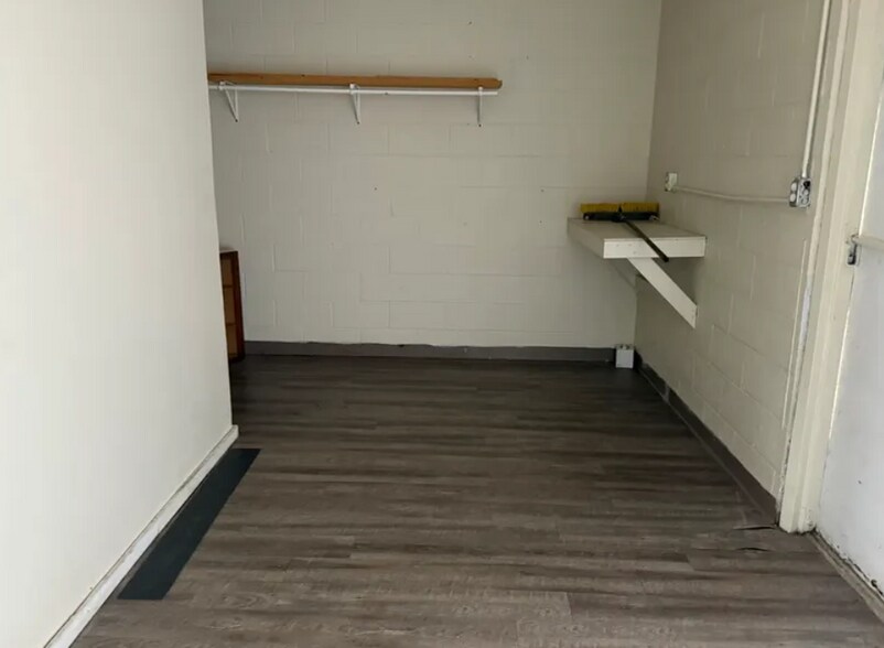 More Photos Of 1443-1445 W Whittaker St, Salem Storefront For Sale