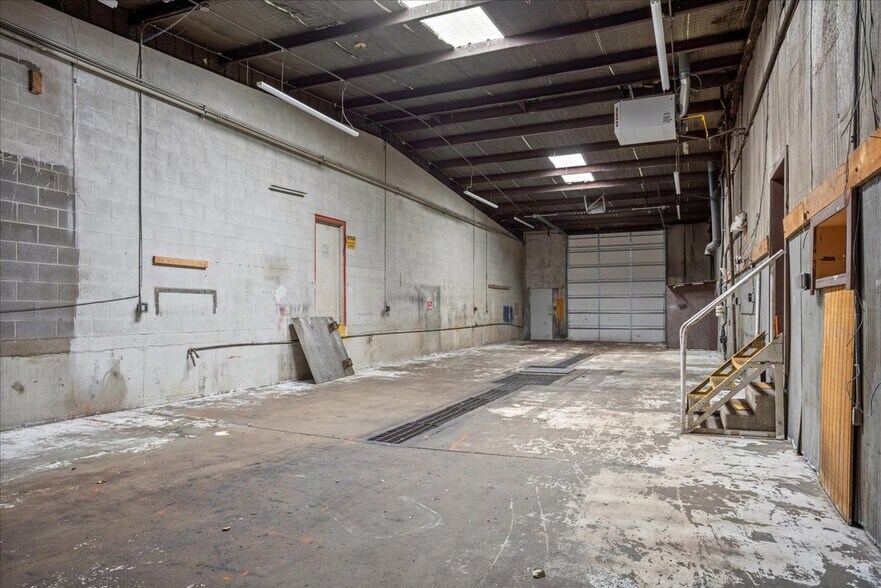 More Photos Of 2302 W Lincolnway, Cheyenne Light Manufacturing For Sale