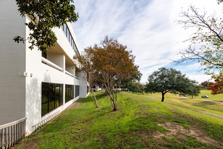 More Photos Of 104 Decker Ct, Irving Unknown For Lease