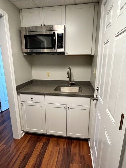 More Photos Of 609 Dutchmans Ln, Easton Office For Sale