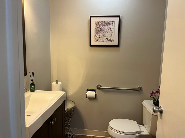 More Photos Of 27 Oak St, Stamford Office For Lease