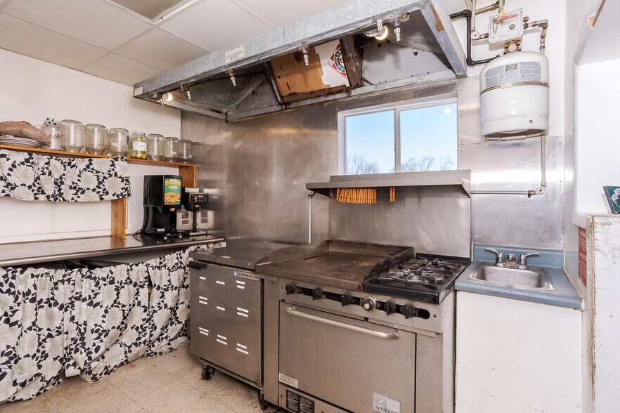 More Photos Of 119 N Lincoln St, Ransom Bar For Lease