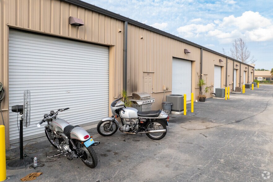 More Photos Of 16770 Link Ct, Fort Myers Showroom For Lease