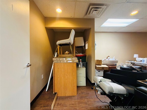 More Photos Of 1002 E Cherry St, Cushing Medical For Sale