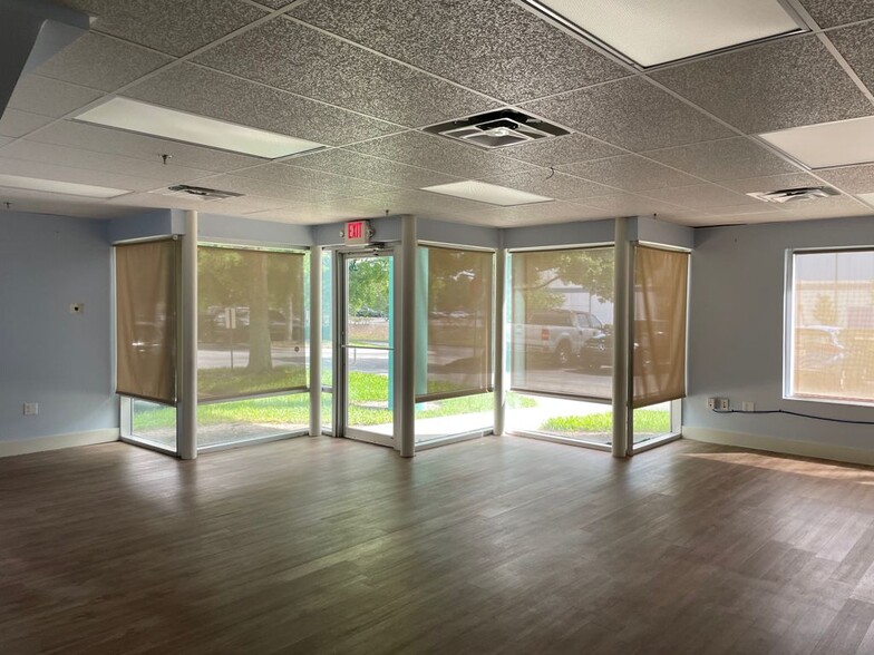 More Photos Of 7575 Kingspointe Pky, Orlando Showroom For Lease