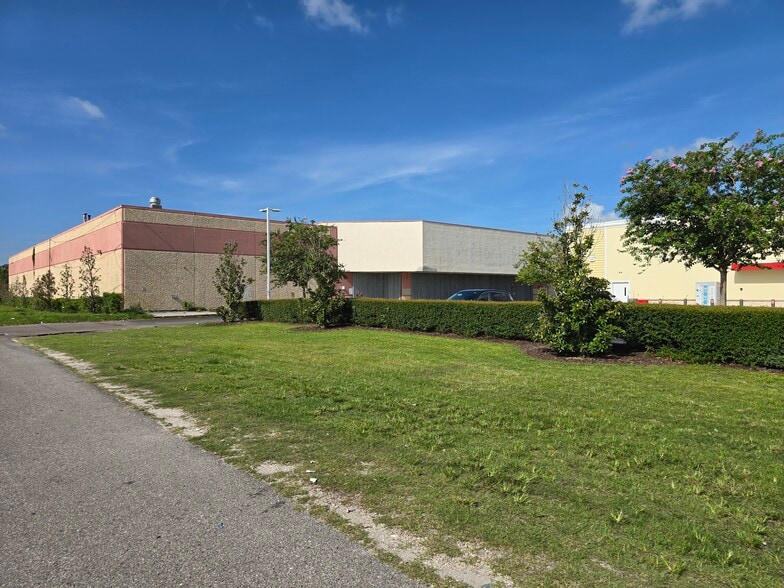 Primary Photo Of 4445 26th St W, Bradenton Supermarket For Lease