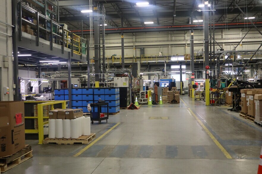 More Photos Of 1620-1630 Boul Dagenais O, Laval Distribution For Lease