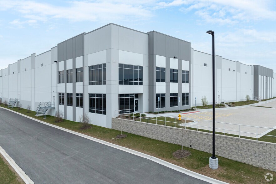 More Photos Of 9150 W 55th St, McCook Warehouse For Lease