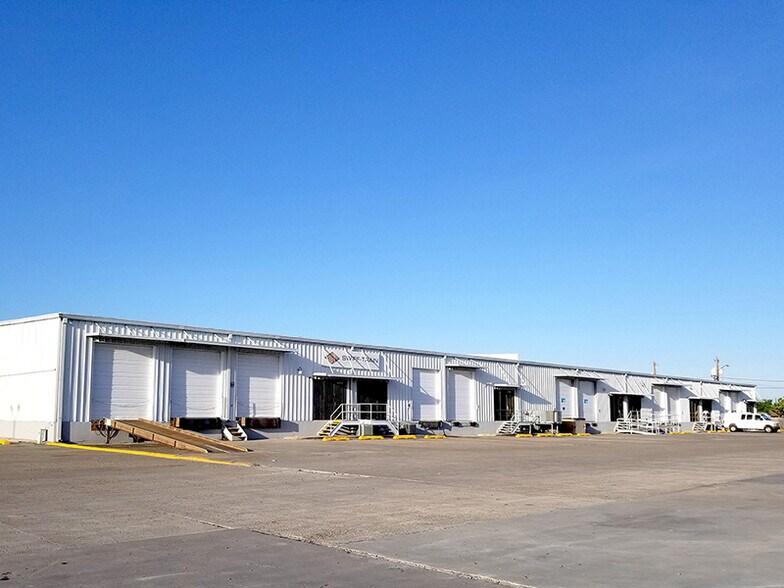 More Photos Of 405 N T St, Harlingen Unknown For Lease