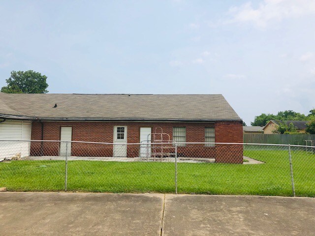 More Photos Of 830 Turney Dr, Houston Religious Facility For Sale