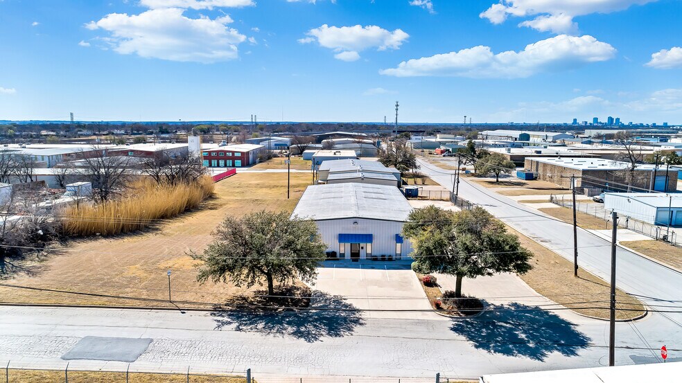 More Photos Of 4300 Garland Dr, Haltom City Warehouse For Lease
