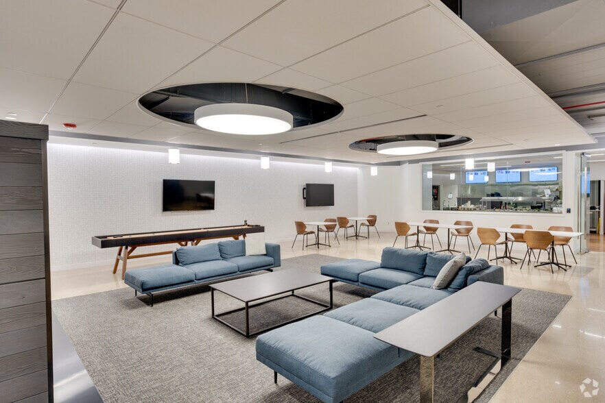 More Photos Of 2211-2215 S York Rd, Oak Brook Office For Lease