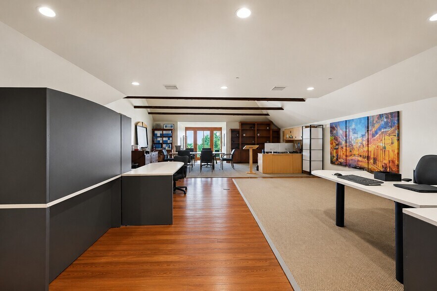 More Photos Of 2001 Lakeshore Dr, Mandeville Office For Sale