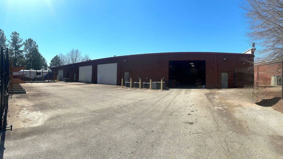 More Photos Of 317-329 Westridge Pky, Mcdonough Showroom For Lease