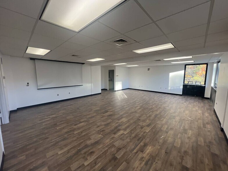 More Photos Of 275 Portsmouth Ave, Stratham Light Manufacturing For Lease