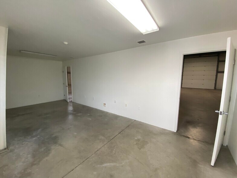 More Photos Of 8300 E Valencia Rd, Tucson Warehouse For Lease