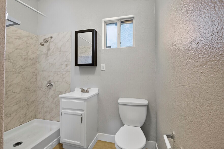 More Photos Of 1978 Bonsallo Ave, Los Angeles Apartments For Sale