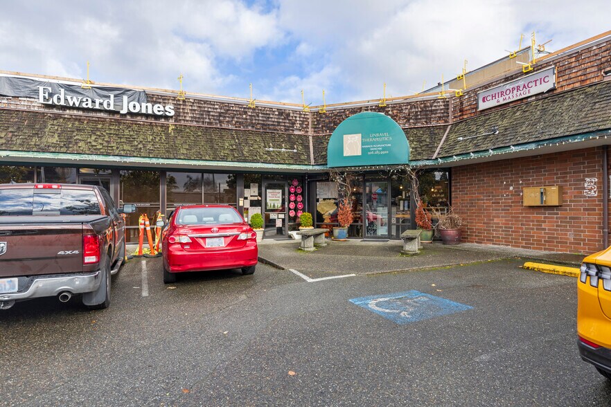 More Photos Of 3320 W McGraw St, Seattle Storefront Retail Office For Lease
